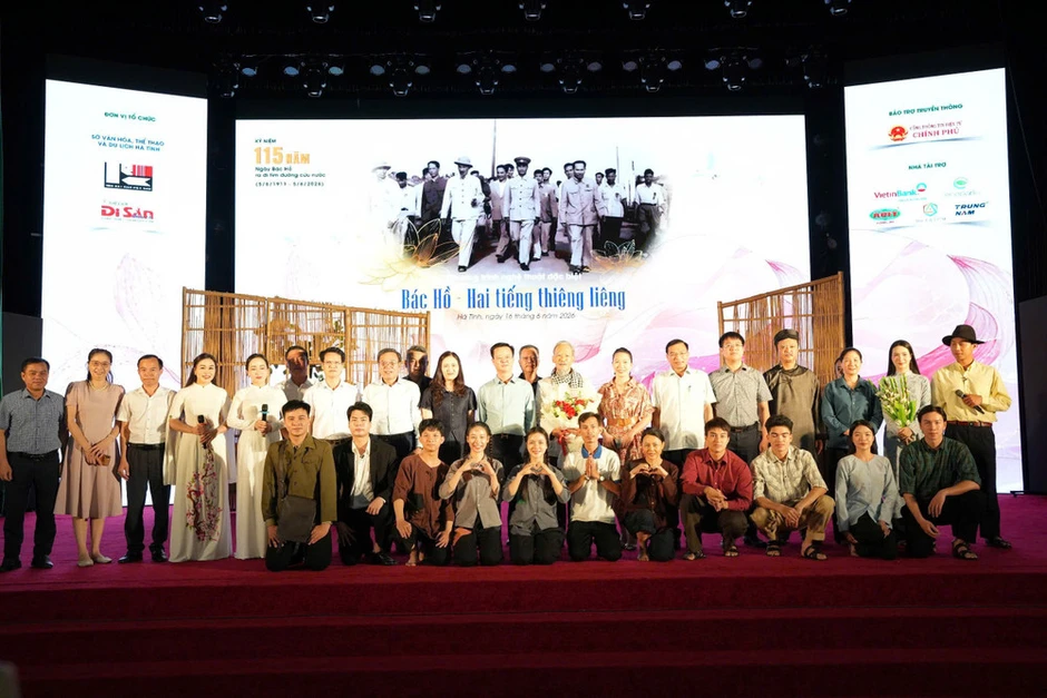 Chương trình nghệ thuật “Bác Hồ - Hai tiếng thiêng liêng” được đông đảo khán giả đón nhận tại Hà Tĩnh Chương trình nghệ thuật “Bác Hồ - Hai tiếng thiêng liêng” được đông đảo khán giả đón nhận tại Hà Tĩnh