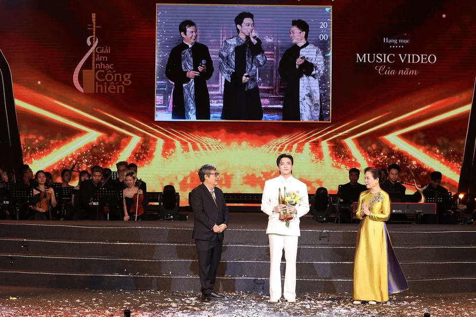 Chương trình nghệ thuật đặc biệt "Tổ quốc trong tim" được trao Kỷ niệm chương Cống hiến Chương trình nghệ thuật đặc biệt "Tổ quốc trong tim" được trao Kỷ niệm chương Cống hiến