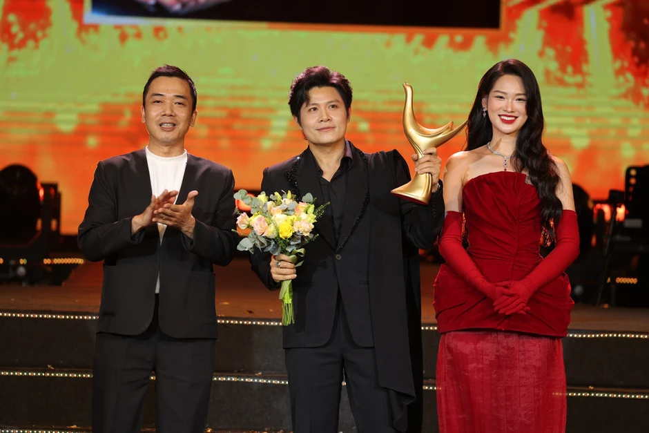 Chương trình nghệ thuật đặc biệt "Tổ quốc trong tim" được trao Kỷ niệm chương Cống hiến Chương trình nghệ thuật đặc biệt "Tổ quốc trong tim" được trao Kỷ niệm chương Cống hiến