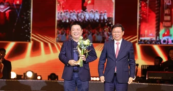 Chương trình nghệ thuật đặc biệt "Tổ quốc trong tim" được trao Kỷ niệm chương Cống hiến