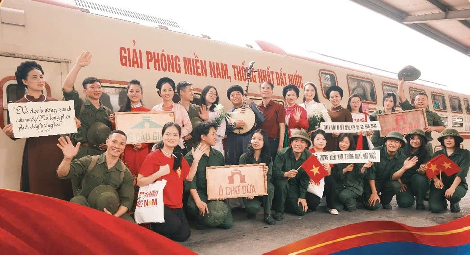 Chuyến tàu đoàn viên Hà Nội 5 Cửa Ô mừng 30.4 Chuyến tàu đoàn viên Hà Nội 5 Cửa Ô mừng 30.4