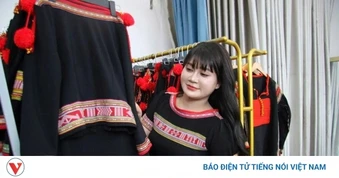 Cô gái Êđê hiện đại hóa thổ cẩm