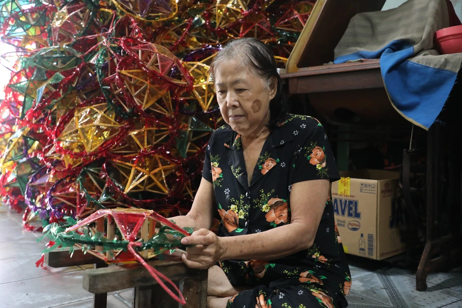 Có thể là mùa làm đèn ông sao cuối cùng của một gia đình