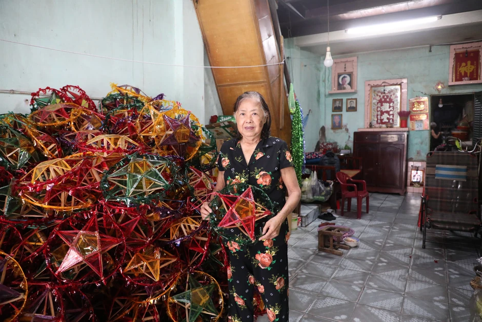 Có thể là mùa làm đèn ông sao cuối cùng của một gia đình