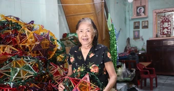Có thể là mùa làm đèn ông sao cuối cùng của một gia đình
