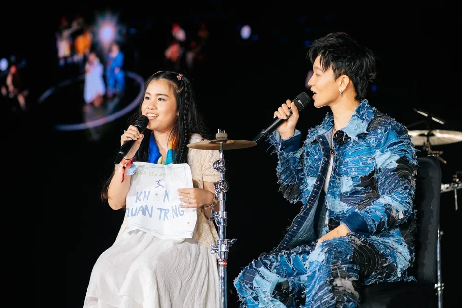 Concert “Xoay tròn” của Hoàng Dũng bùng nổ tại TPHCM với hơn 9.000 khán giả Concert “Xoay tròn” của Hoàng Dũng bùng nổ tại TPHCM với hơn 9.000 khán giả