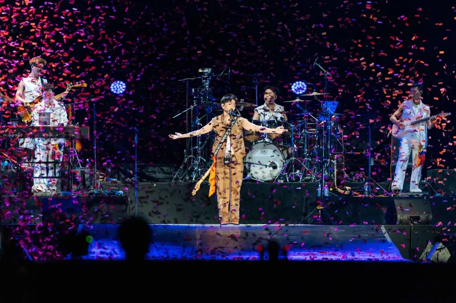 Concert “Xoay tròn” của Hoàng Dũng bùng nổ tại TPHCM với hơn 9.000 khán giả Concert “Xoay tròn” của Hoàng Dũng bùng nổ tại TPHCM với hơn 9.000 khán giả