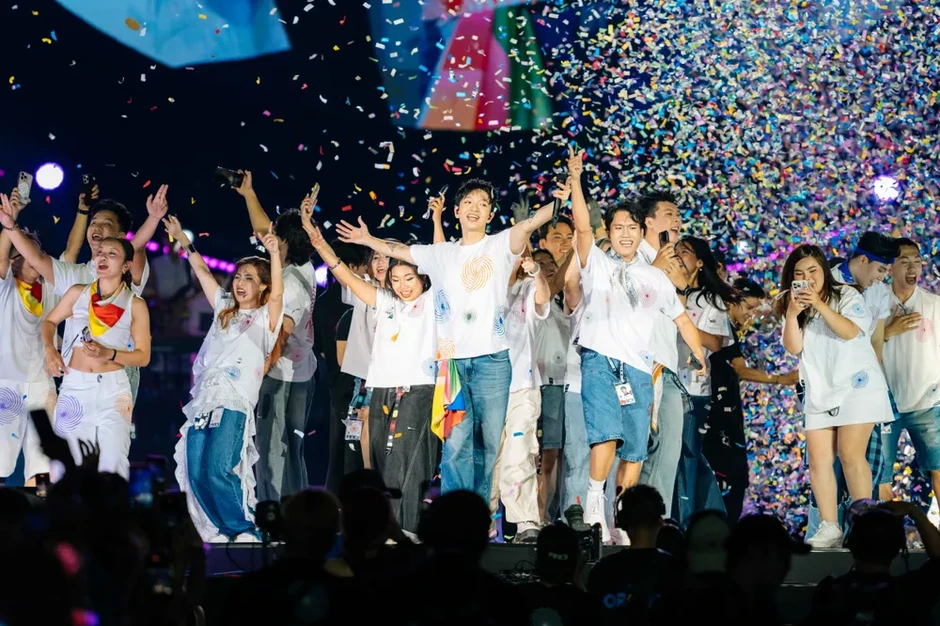 Concert “Xoay tròn” của Hoàng Dũng bùng nổ tại TPHCM với hơn 9.000 khán giả Concert “Xoay tròn” của Hoàng Dũng bùng nổ tại TPHCM với hơn 9.000 khán giả