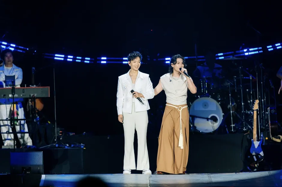 Concert “Xoay tròn” của Hoàng Dũng bùng nổ tại TPHCM với hơn 9.000 khán giả Concert “Xoay tròn” của Hoàng Dũng bùng nổ tại TPHCM với hơn 9.000 khán giả