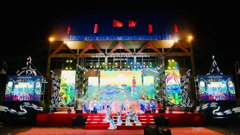 Đặc sắc chương trình nghệ thuật chào mừng thành công cuộc bầu cử ở Đắk Lắk Đặc sắc chương trình nghệ thuật chào mừng thành công cuộc bầu cử ở Đắk Lắk