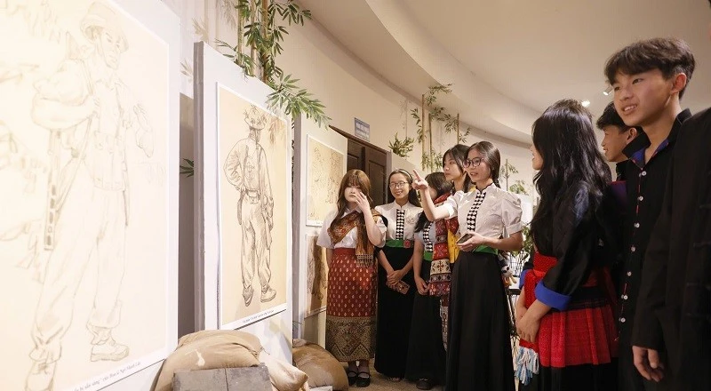 Đặc sắc triển lãm “Từ ký họa chiến trường đến sắc màu đương đại” tại Điện Biên Đặc sắc triển lãm “Từ ký họa chiến trường đến sắc màu đương đại” tại Điện Biên