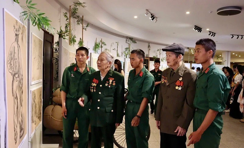 Đặc sắc triển lãm “Từ ký họa chiến trường đến sắc màu đương đại” tại Điện Biên Đặc sắc triển lãm “Từ ký họa chiến trường đến sắc màu đương đại” tại Điện Biên