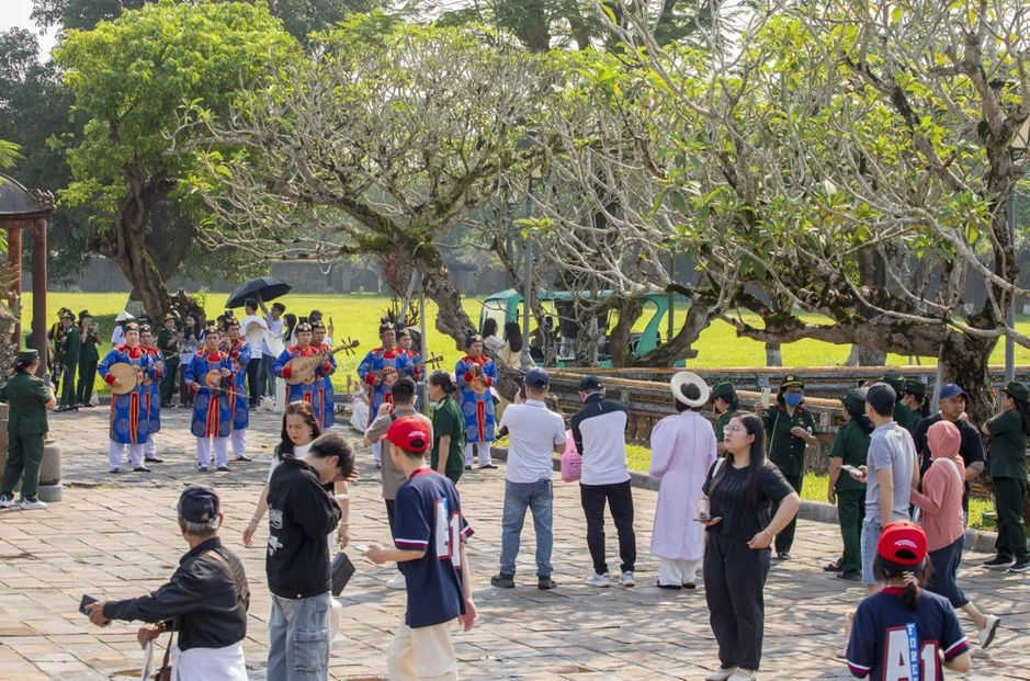 Đại Nội nhộn nhịp khách dịp kỷ niệm Ngày Giải phóng Huế Đại Nội nhộn nhịp khách dịp kỷ niệm Ngày Giải phóng Huế
