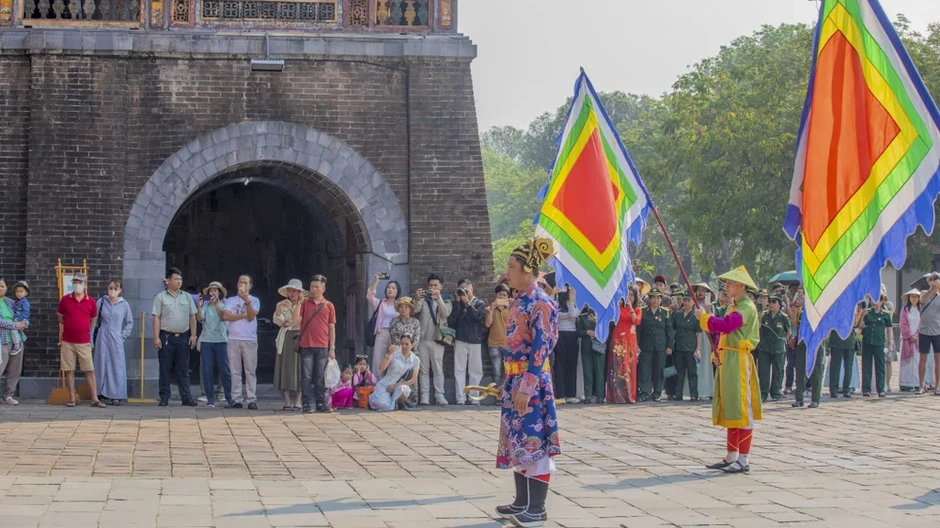 Đại Nội nhộn nhịp khách dịp kỷ niệm Ngày Giải phóng Huế Đại Nội nhộn nhịp khách dịp kỷ niệm Ngày Giải phóng Huế