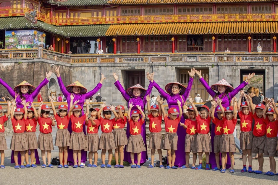 Đại Nội nhộn nhịp khách dịp kỷ niệm Ngày Giải phóng Huế Đại Nội nhộn nhịp khách dịp kỷ niệm Ngày Giải phóng Huế