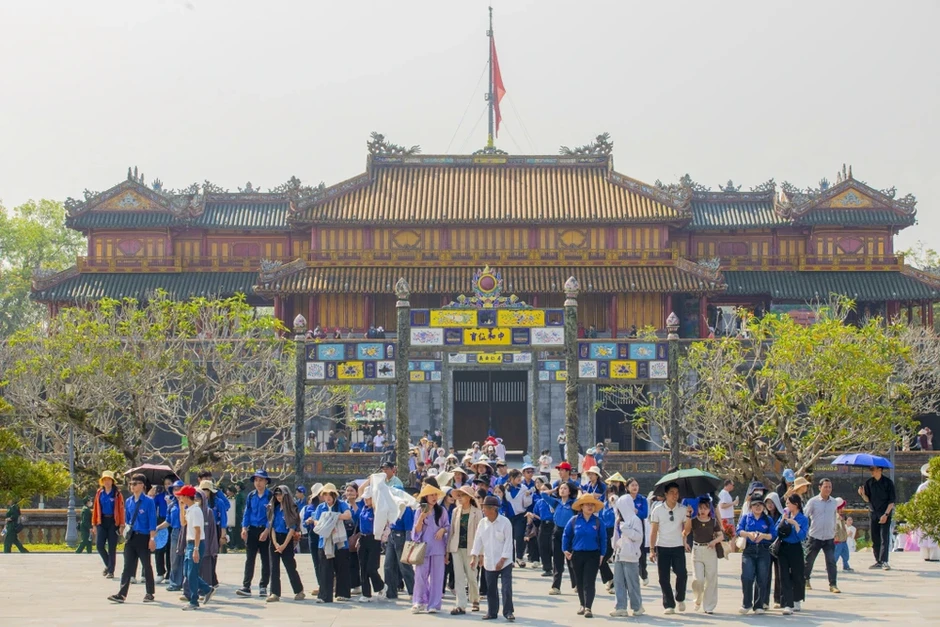 Đại Nội nhộn nhịp khách dịp kỷ niệm Ngày Giải phóng Huế Đại Nội nhộn nhịp khách dịp kỷ niệm Ngày Giải phóng Huế