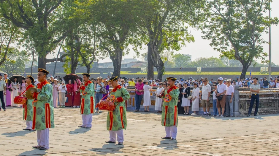 Đại Nội nhộn nhịp khách dịp kỷ niệm Ngày Giải phóng Huế Đại Nội nhộn nhịp khách dịp kỷ niệm Ngày Giải phóng Huế