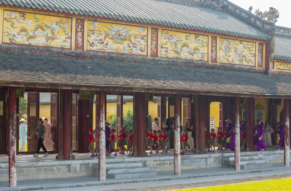 Đại Nội nhộn nhịp khách dịp kỷ niệm Ngày Giải phóng Huế Đại Nội nhộn nhịp khách dịp kỷ niệm Ngày Giải phóng Huế