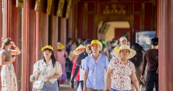 Đại Nội nhộn nhịp khách dịp kỷ niệm Ngày Giải phóng Huế
