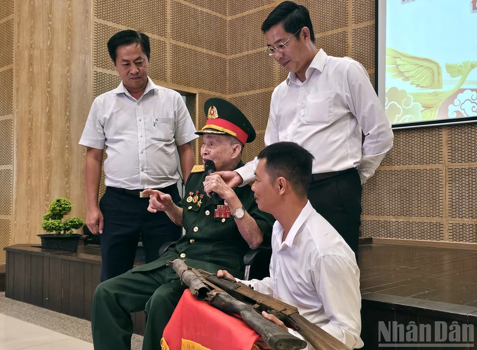 Đại tá Nguyễn Văn Tàu, Anh hùng lực lượng vũ trang nhân dân tặng kỷ vật kháng chiến cho bảo tàng Đại tá Nguyễn Văn Tàu, Anh hùng lực lượng vũ trang nhân dân tặng kỷ vật kháng chiến cho bảo tàng