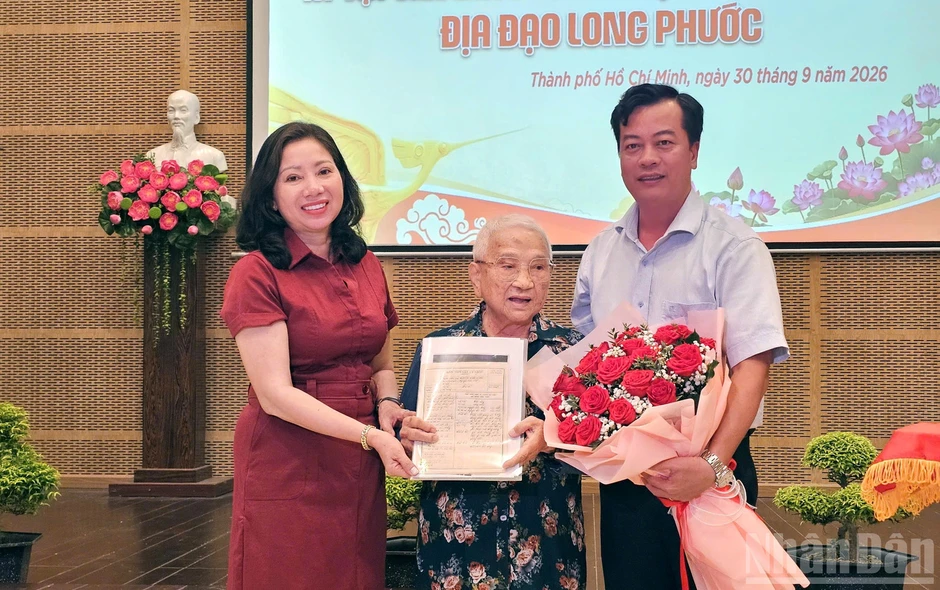 Đại tá Nguyễn Văn Tàu, Anh hùng lực lượng vũ trang nhân dân tặng kỷ vật kháng chiến cho bảo tàng Đại tá Nguyễn Văn Tàu, Anh hùng lực lượng vũ trang nhân dân tặng kỷ vật kháng chiến cho bảo tàng