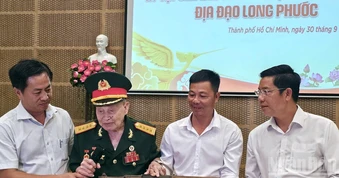 Đại tá Nguyễn Văn Tàu, Anh hùng lực lượng vũ trang nhân dân tặng kỷ vật kháng chiến cho bảo tàng