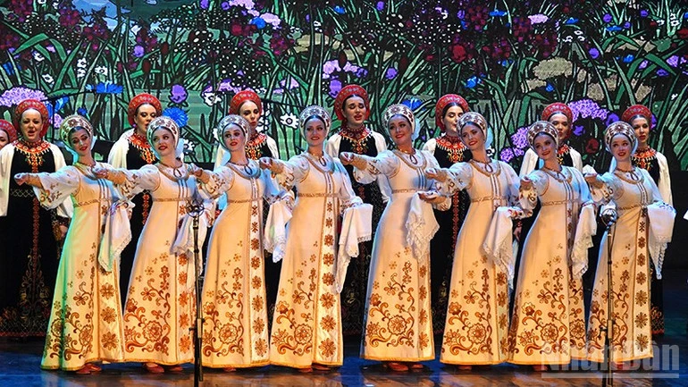 Dàn hợp xướng Dân gian Nga Omsk biểu diễn tại Thành phố Hồ Chí Minh Dàn hợp xướng Dân gian Nga Omsk biểu diễn tại Thành phố Hồ Chí Minh