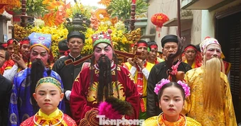 Dân làng Thổ Hà đổ ra đường xem rước Phúc - Lộc - Thọ