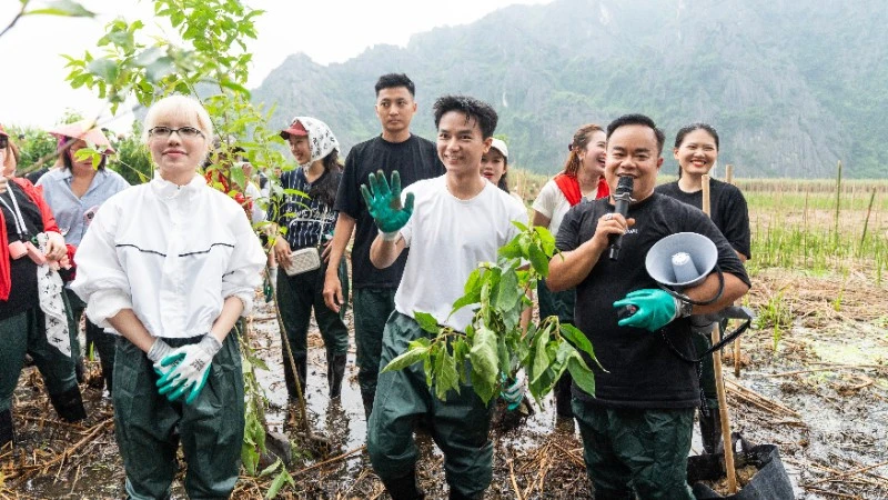 Dàn sao nghệ sĩ Việt cùng 1.000 khán giả gieo mầm xanh tại đầm Vân Long
