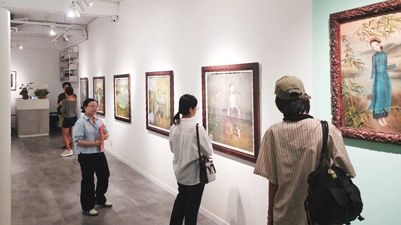 Dành 8 năm cho triển lãm tranh lụa Dành 8 năm cho triển lãm tranh lụa