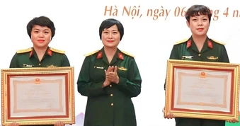 Đạo diễn 'Mưa đỏ' nhận Huân chương
