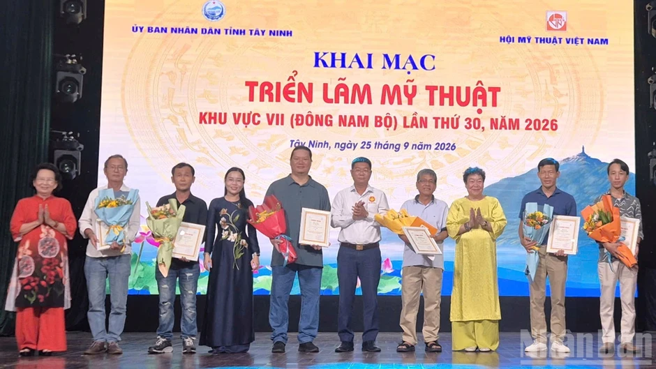 Dấu ấn 30 năm mỹ thuật khu vực Đông Nam Bộ Dấu ấn 30 năm mỹ thuật khu vực Đông Nam Bộ