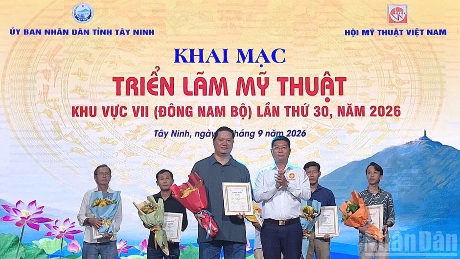 Dấu ấn 30 năm mỹ thuật khu vực Đông Nam Bộ Dấu ấn 30 năm mỹ thuật khu vực Đông Nam Bộ