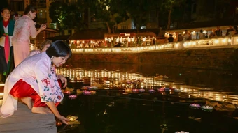 Đêm hội hoa đăng thắp sáng không gian di sản Hồ Văn