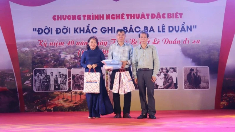 Đêm nghệ thuật giàu cảm xúc và ý nghĩa kỷ niệm 40 năm Ngày mất của Tổng Bí thư Lê Duẩn Đêm nghệ thuật giàu cảm xúc và ý nghĩa kỷ niệm 40 năm Ngày mất của Tổng Bí thư Lê Duẩn