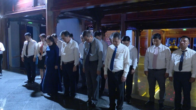 Đêm nghệ thuật giàu cảm xúc và ý nghĩa kỷ niệm 40 năm Ngày mất của Tổng Bí thư Lê Duẩn Đêm nghệ thuật giàu cảm xúc và ý nghĩa kỷ niệm 40 năm Ngày mất của Tổng Bí thư Lê Duẩn
