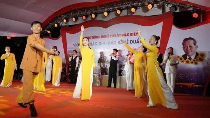 Đêm nghệ thuật giàu cảm xúc và ý nghĩa kỷ niệm 40 năm Ngày mất của Tổng Bí thư Lê Duẩn Đêm nghệ thuật giàu cảm xúc và ý nghĩa kỷ niệm 40 năm Ngày mất của Tổng Bí thư Lê Duẩn