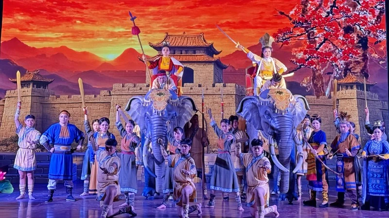 Đoàn nghệ thuật cải lương Vàm Cỏ nỗ lực làm mới vở “Tiếng trống Mê Linh”