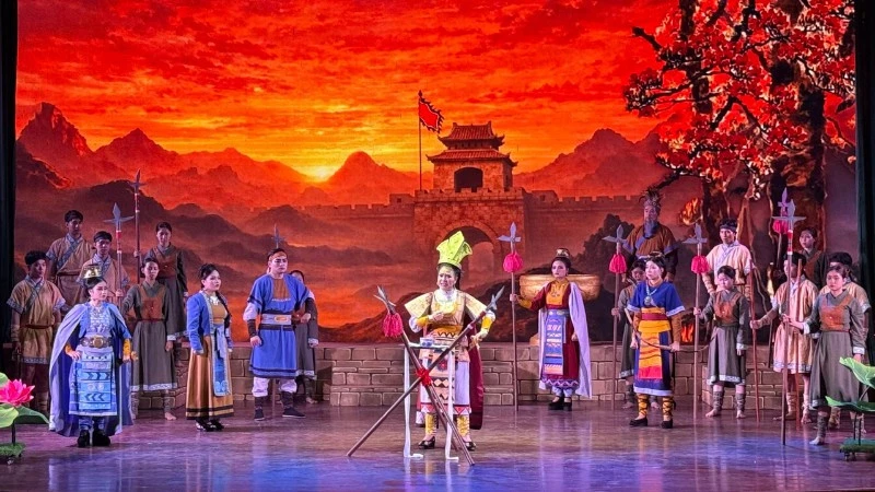 Đoàn nghệ thuật cải lương Vàm Cỏ nỗ lực làm mới vở “Tiếng trống Mê Linh”