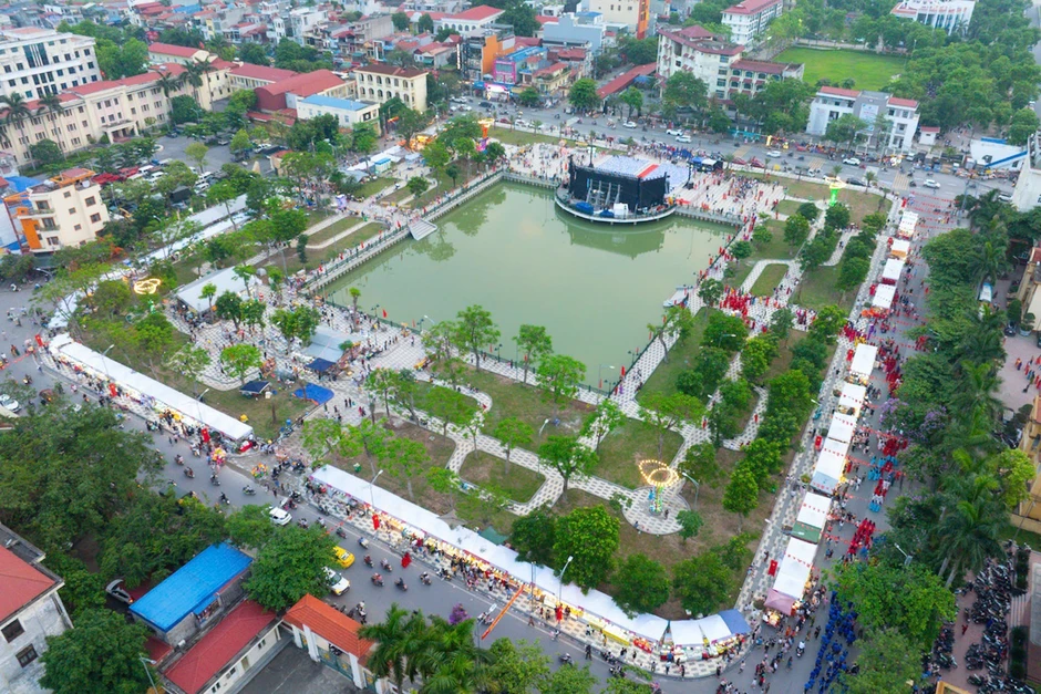 Đoàn nghệ thuật Nam Ninh biểu diễn tại ngày hội hạnh phúc ở Hải Phòng Đoàn nghệ thuật Nam Ninh biểu diễn tại ngày hội hạnh phúc ở Hải Phòng