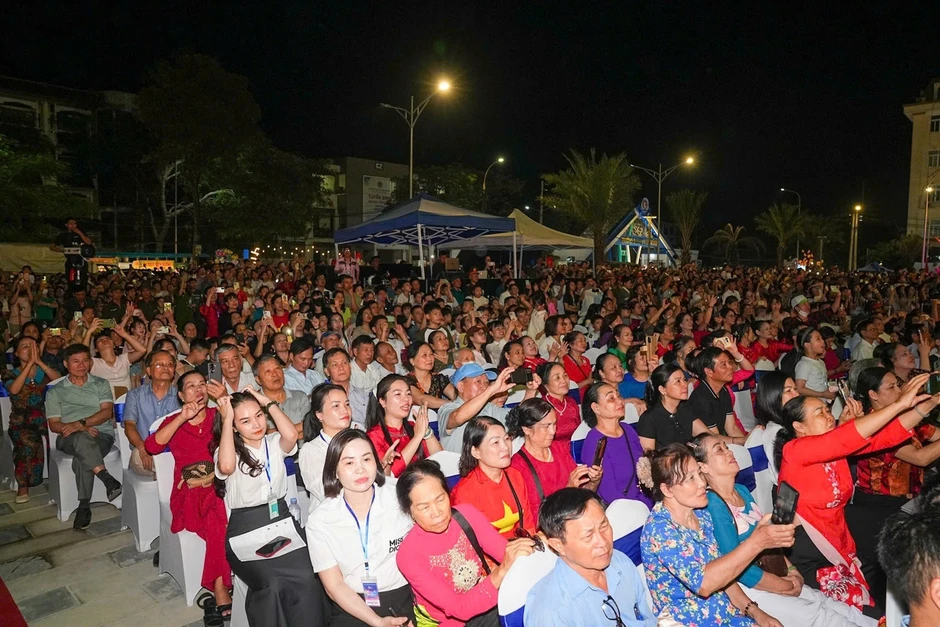 Đoàn nghệ thuật Nam Ninh biểu diễn tại ngày hội hạnh phúc ở Hải Phòng Đoàn nghệ thuật Nam Ninh biểu diễn tại ngày hội hạnh phúc ở Hải Phòng