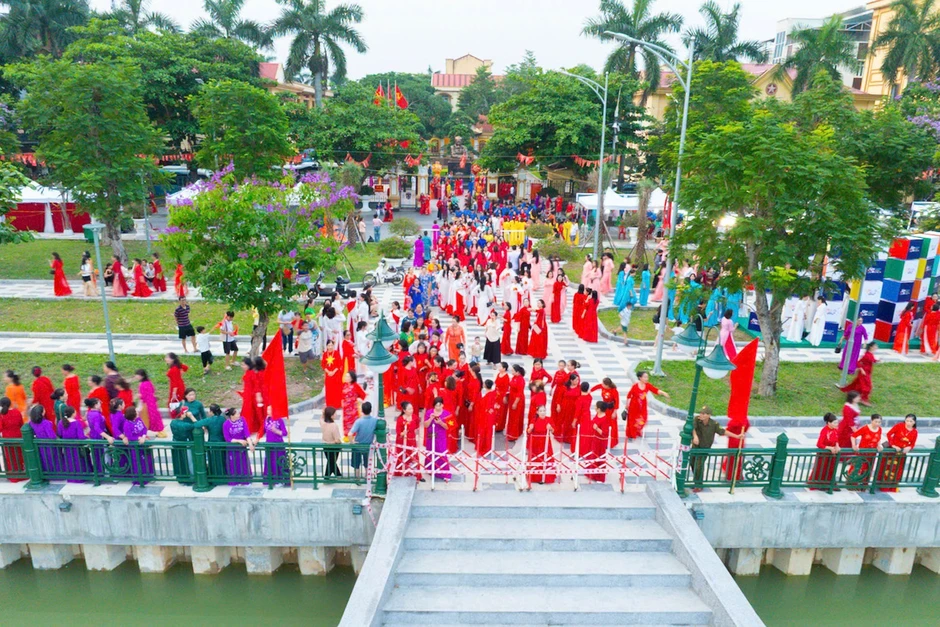 Đoàn nghệ thuật Nam Ninh biểu diễn tại ngày hội hạnh phúc ở Hải Phòng Đoàn nghệ thuật Nam Ninh biểu diễn tại ngày hội hạnh phúc ở Hải Phòng