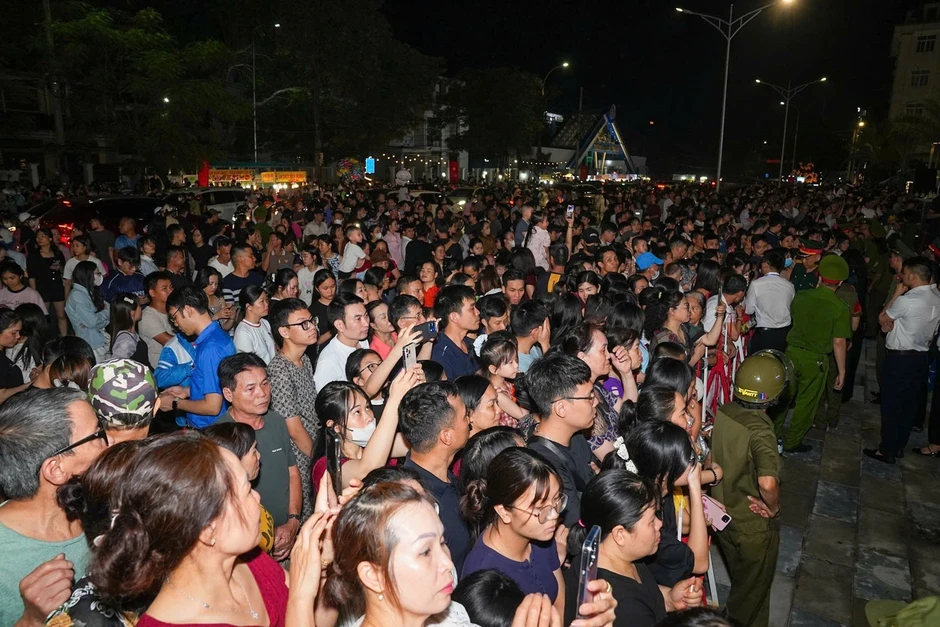 Đoàn nghệ thuật Nam Ninh biểu diễn tại ngày hội hạnh phúc ở Hải Phòng Đoàn nghệ thuật Nam Ninh biểu diễn tại ngày hội hạnh phúc ở Hải Phòng