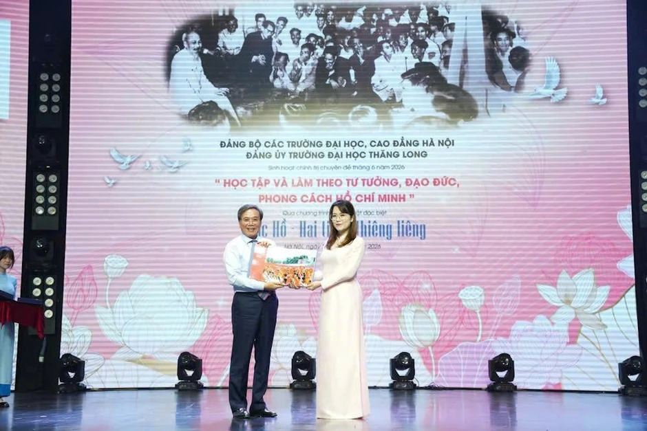 Đổi mới sinh hoạt chính trị chuyên đề bằng nghệ thuật Đổi mới sinh hoạt chính trị chuyên đề bằng nghệ thuật