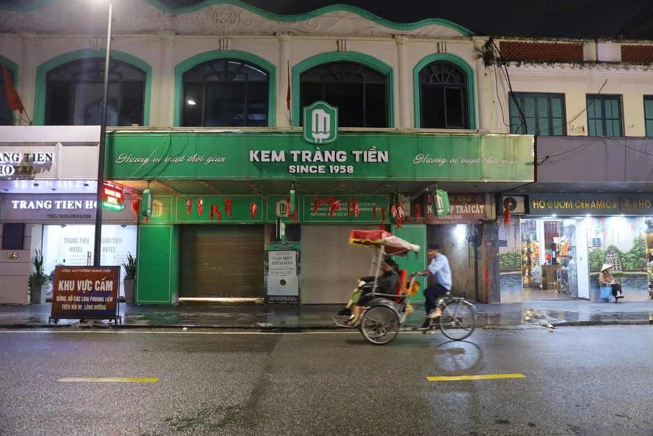 Đội mưa đến check-in lần cuối ở kem Tràng Tiền Đội mưa đến check-in lần cuối ở kem Tràng Tiền