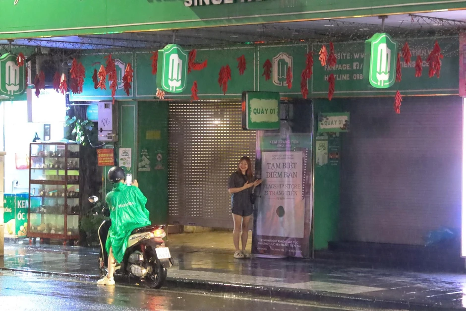 Đội mưa đến check-in lần cuối ở kem Tràng Tiền Đội mưa đến check-in lần cuối ở kem Tràng Tiền