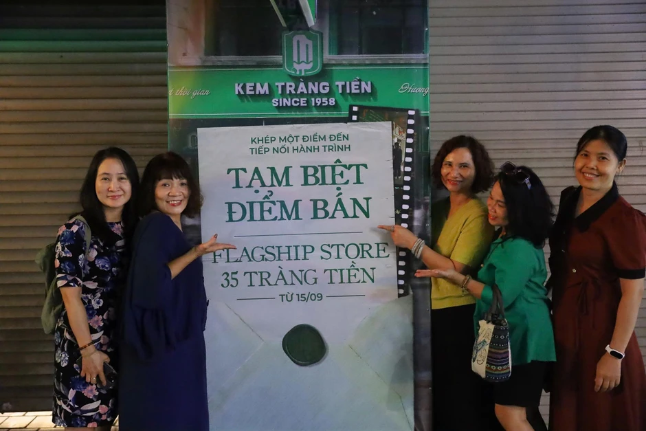 Đội mưa đến check-in lần cuối ở kem Tràng Tiền Đội mưa đến check-in lần cuối ở kem Tràng Tiền