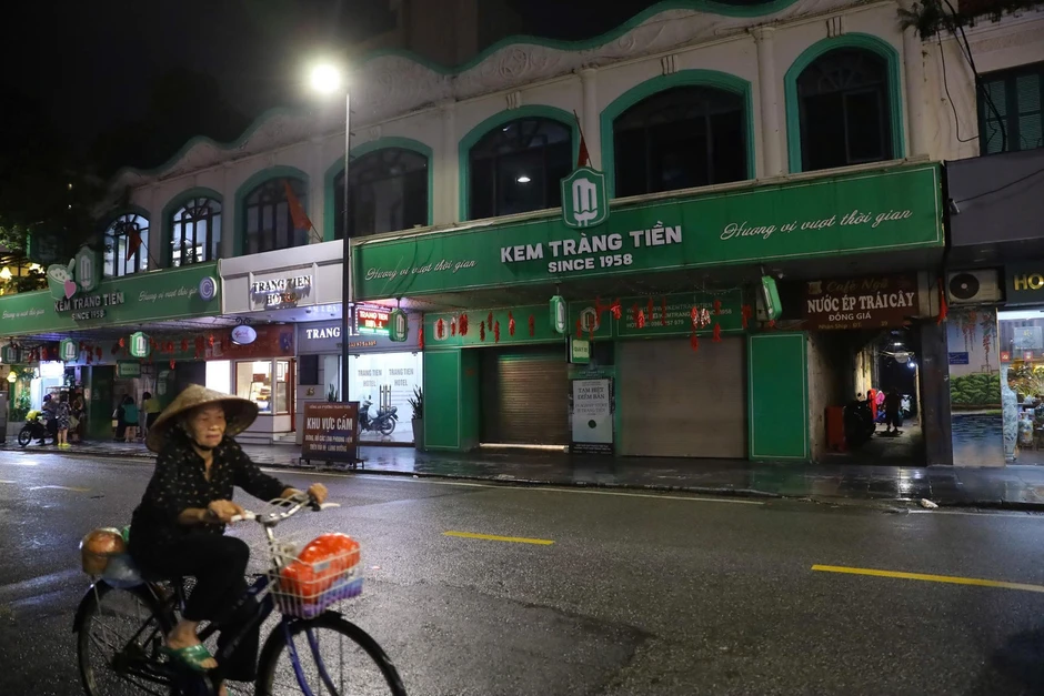 Đội mưa đến check-in lần cuối ở kem Tràng Tiền Đội mưa đến check-in lần cuối ở kem Tràng Tiền