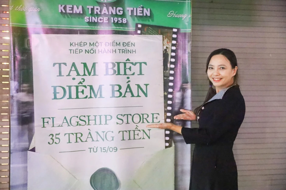 Đội mưa đến check-in lần cuối ở kem Tràng Tiền Đội mưa đến check-in lần cuối ở kem Tràng Tiền