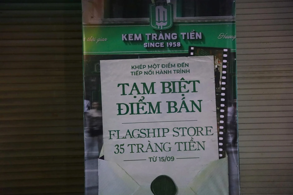 Đội mưa đến check-in lần cuối ở kem Tràng Tiền Đội mưa đến check-in lần cuối ở kem Tràng Tiền